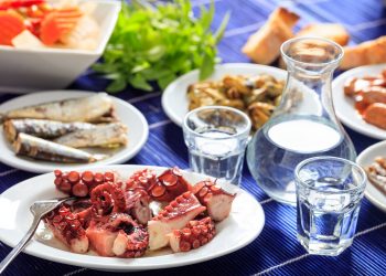 Λειτουργούσε κανονικά το ουζερί του, ακούγοντας την συχνότητα της αστυνομίας!