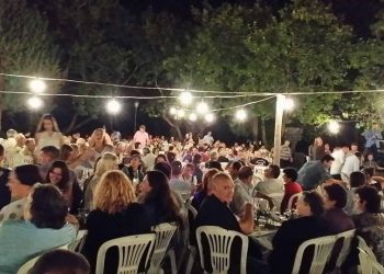 Παπαθανάσης: Μόνο καθιστοί στα πανηγύρια – Αλκοόλ ξανά στις παραλίες