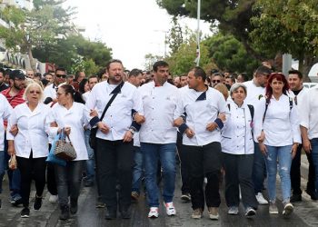 "Καρφιά" των μαγείρων στους ξενοδόχους