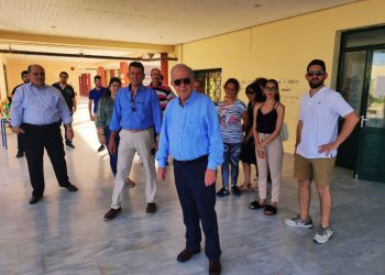 Ο Δήμαρχος Ηρακλείου Βασίλης Λαμπρινός βράβευσε τους εθελοντές καθηγητές του Κοινωνικού Φροντιστηρίου