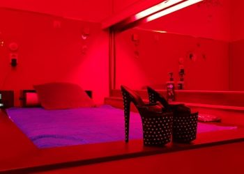 Ανοίγουν ξανά οι οίκοι ανοχής