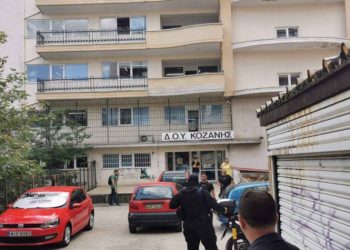 Διασωληνωμένος παραμένει ο 56χρονος εφοριακός, ο οποίος δέχθηκε επίθεση με τσεκούρι στη ΔΟΥ Κοζάνης