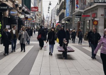 Μειώνεται η στήριξη της κοινής γνώμης στον τρόπο που διαχειρίζονται οι κυβερνήσεις την πανδημία