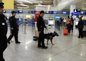 Aστυνομικοί και πυροσβέστες: «Χωρίς εξοπλισμό και γνώσεις μας βάζουν να κάνουμε τεστ στα αεροδρόμια»