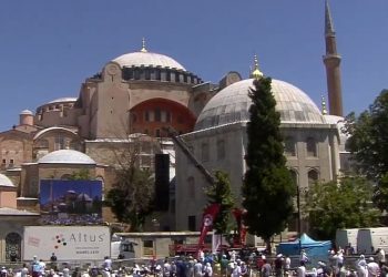 Βεβήλωση: Στην Αγιά Σοφιά ο Ερντογάν – Χιλιάδες Τούρκοι προσεύχονται στη Μεγάλη Εκκλησιά (LIVE VIDEO)