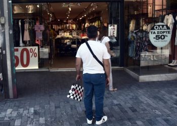 Στα καταστήματα με μάσκες και… αποστάσεις – Οι εκπτώσεις και οι καταναλωτές
