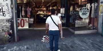 Στα καταστήματα με μάσκες και… αποστάσεις – Οι εκπτώσεις και οι καταναλωτές
