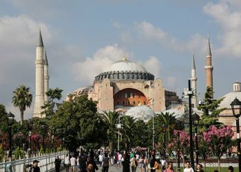 Πένθιμα χτυπούν οι καμπάνες σε όλη τη χώρα για τη μετατροπή της Αγίας Σοφίας σε τζαμί