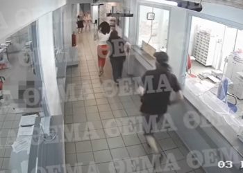 Σοκαριστικό video: Τα σοκαριστικά λεπτά της επίθεσης με τσεκούρι στην εφορία!