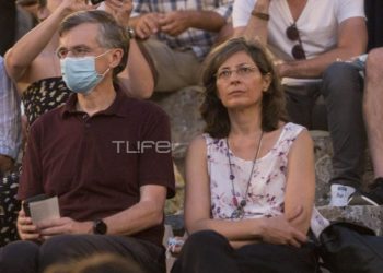 Ο Σωτήρης Τσιόδρας στην Επίδαυρο με την σύζυγό του και με μάσκα