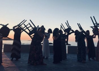 Σε αρχαιολογικούς χώρους της Ελλάδας, το θεατρικό σανίδι του Δημοτικού Περιφ. Θεάτρου Κρήτης