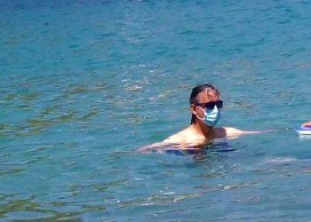 Eκανε μπάνιο στη θάλασσα με χειρουργική μάσκα!