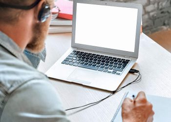 Πρόσβαση σε online μαθήματα για 10.000 νέους