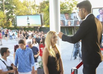 Απίστευτο: Ουρές και… θερμομέτρηση έξω από το κέντρο που τραγουδάει ο Βέρτης