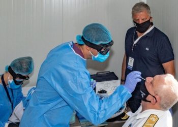 Δειγματοληπτικοί έλεγχοι για κορωνοϊό σε όσους επιστρέφουν με πλοίο σε Πειραιά και Ραφήνα