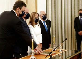 Με μάσκες ορκίστηκαν οι νέοι υπουργοί και υφυπουργοί