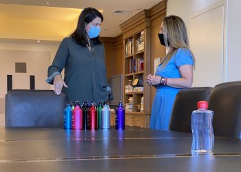 Αυτά είναι τα παγούρια που θα μοιραστούν στα σχολεία