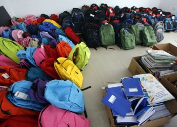 Σχολικές τσάντες από την ΠΚΜ στα «πρωτάκια» πολύτεκνων οικογενειών