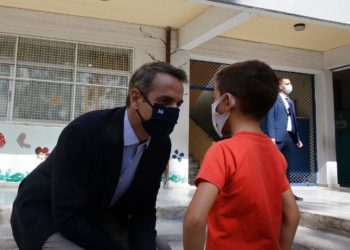 Σε σχολείο στους Αγίους Αναργύρους ο πρωθυπουργός – Kριτική από ΣΥΡΙΖΑ (VIDEO)