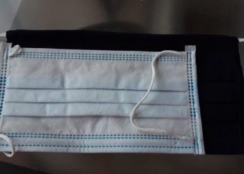 «Αυτές τις διαστάσεις μας ζήτησαν» – Τι λέει ο άνθρωπος που έφτιαξε τις μάσκες για τα σχολεία (VIDEO)