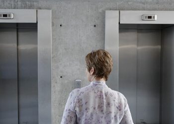 Παγώνη: Για μισή ώρα παραμένει ο κορωνοϊός στο ασανσερ, αν κάποιος φτερνιστεί