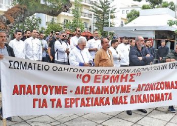 Κρήτη: Συνεχίζουν την απεργία οι οδηγοί τουριστικών λεωφορείων