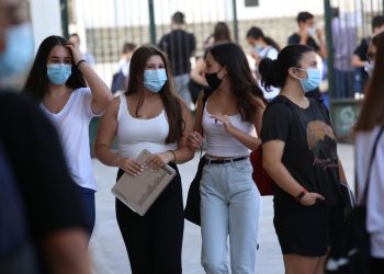 Ηράκλειο: Πρώτη ημέρα στο σχολείο με μάσκες, θερμομέτρηση και αντισηπτικά (φωτογραφίες)