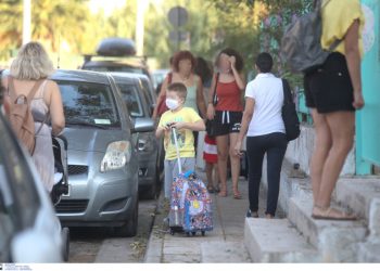 Ηράκλειο: Πρώτη ημέρα στο σχολείο με μάσκες, θερμομέτρηση και αντισηπτικά (φωτογραφίες)
