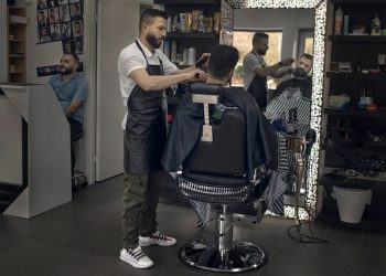 Η χώρα που δεν έκανε lockdown τώρα γυρνάει την πλάτη και στην μάσκα