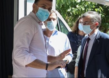 Κικίλιας και Τσιόδρας στο κέντρο της Αθήνας όπου πραγματοποιούνται τεστ κορωνοϊού