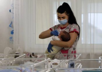 Πολύ μικρός ο κίνδυνος μετάδοσης κορωνοϊού στα νεογέννητα από τις μητέρες που έχουν νοσήσει