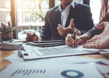 Υπ. Ανάπτυξης: Άνοιξε την πόρτα για αυξήσεις στα ασφαλιστήρια συμβόλαια υγείας