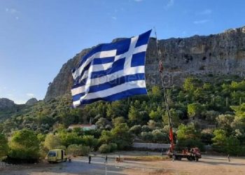 Καστελόριζο: Κρητικός ύψωσε την μεγαλύτερη ελληνική σημαία (VIDEO)