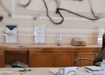 ΑΣΟΕΕ: Επίθεση κουκουλοφόρων στο γραφείο του πρύτανη