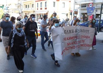 Μαθητές και εκπαιδευτικοί βγήκαν στους δρομους του Ηρακλείου (φωτογραφίες)