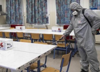 Εκπαιδευτικοί και γονείς έξω από την 7η ΥΠΕ Κρήτης – Τα αιτήματα τους