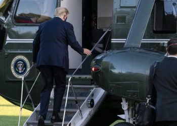 Στο νοσοκομείο με πυρετό ο Ντόναλντ Τραμπ