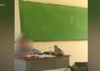 Καθηγήτρια ΕΠΑΛ που αρνείται να φορέσει μάσκα στην τάξη (VIDEO)