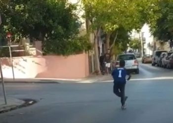 Σοκαριστικό βίντεο από τα Χανιά: Ανήλικος με πατίνι περνά STOP με ταχύτητα!