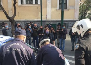 Πρόστιμο 300 ευρώ σε γυναίκα που άφησε λουλούδι στο Πολυτεχνείο (VIDEO)