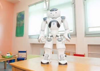 Ειδικοί παιδαγωγοί μαζί με ένα ανθρωπόμορφο ρομπότ, εκπαιδεύουν παιδιά με μαθησιακές δυσκολίες
