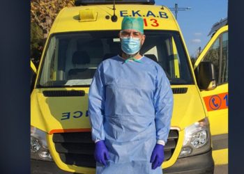 Διασώστης ΕΚΑΒ στη Θεσσαλονίκη: Βλέπω νέους και υγιείς να παρακαλούν για λίγο οξυγόνο
