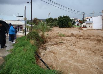Έκκληση από την πυροσβεστική: Ανεβείτε στις ταράτσες των σπιτιών σας!