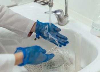 Πρόεδρος ΠΟΕΔΗΝ: Με γάντια κομμωτηρίου γιατροί και νοσηλευτές