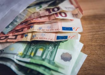 Διπλάσια η ενίσχυση για το ελάχιστο εγγυημένο εισόδημα – Απευθείας το Δώρο Χριστουγέννων στους λογαριασμούς των δικαιούχων