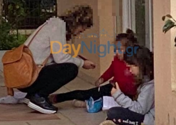 Εικόνες ντροπής στο Ρέθυμνο: Μητέρα κάθεται σε πεζούλι με τα παιδιά της για να παρακολουθήσουν τα μαθήματα!