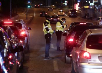 Κορωνοϊός: Αγρίεψαν οι έλεγχοι – Η Τροχαία σταματούσε ΙΧ στη μέση του δρόμου!