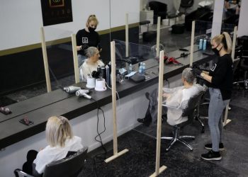 Σενάρια για άνοιγμα των κομμωτηρίων ενόψει εορτών