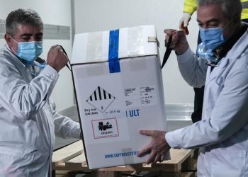 Εμβόλιο κορωνοϊού: Έφτασε η παρτίδα των 83.850 δόσεων στην Ελλάδα