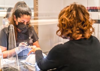 Ελήφθη η απόφαση: Ρεβεγιόν με έως εννέα άτομα από δύο οικογένειες – Ανοίγουν τα κέντρα περιποίησης νυχιών